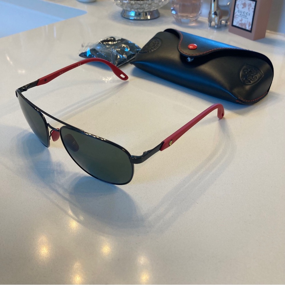 Ferrari edition Ray-Bans with case